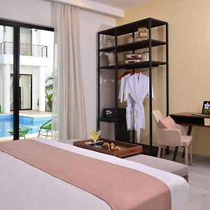 Grand Deluxe Zimmer mit Kingsize-Bett und mit Schwimmbadblick